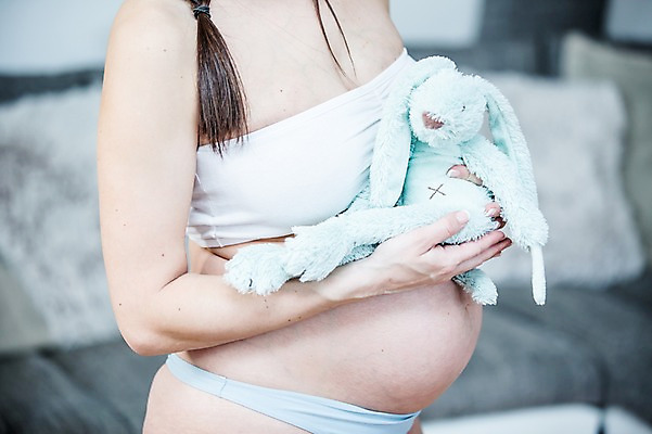 포토 JPG 서양인 부부 여자 남자 인형 안기 한명 서기 들기 사람 손짓 근접촬영 상반신 성인 두명 옆모습 신체부위 30대 소파 임산부 속옷 태아 복부 성인여자한명만 국내포토 외국인 1 커플 옷 뷰포인트 의자 모션 장년 임신 여자한명만 성인여자만 파일형식