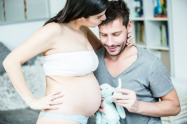 포토 JPG 서양인 부부 응시 여자 남자 행복 인형 허리손 거실 안기 책장 서기 미소 사람 상반신 성인 두명 앞모습 옆모습 30대 소파 임산부 속옷 태아 성인만 국내포토 외국인 커플 시선 옷 감정 뷰포인트 포즈 가구 의자 모션 표정 장년 임신 파일형식