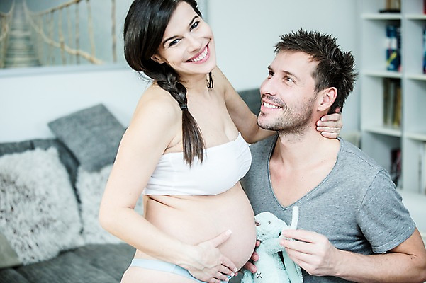 포토 JPG 서양인 부부 여자 남자 행복 인형 거실 안기 서기 미소 사람 상반신 성인 두명 옆모습 30대 소파 임산부 속옷 태아 성인만 쓰다듬기 국내포토 외국인 커플 옷 감정 뷰포인트 의자 모션 표정 장년 임신 파일형식