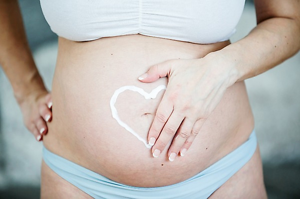 포토 JPG 서양인 손 여자 허리손 한명 서기 사람 손짓 근접촬영 상반신 성인 앞모습 신체부위 30대 임산부 하트 속옷 태아 복부 성인여자한명만 쓰다듬기 국내포토 모양 외국인 1 옷 뷰포인트 포즈 모션 장년 임신 여자한명만 성인여자만 파일형식