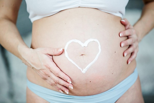 포토 JPG 서양인 여자 한명 서기 사람 손짓 근접촬영 상반신 성인 앞모습 신체부위 30대 임산부 하트 속옷 태아 복부 성인여자한명만 쓰다듬기 국내포토 모양 외국인 1 옷 뷰포인트 모션 장년 임신 여자한명만 성인여자만 파일형식