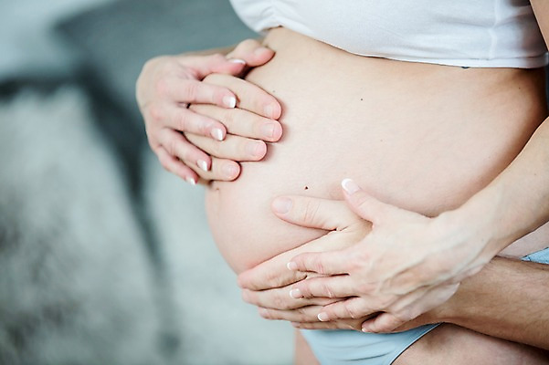 포토 JPG 서양인 손 부부 여자 남자 행복 사랑 사람 손짓 근접촬영 상반신 성인 두명 옆모습 신체부위 30대 임산부 속옷 백허그 태아 복부 성인만 쓰다듬기 국내포토 외국인 커플 옷 감정 뷰포인트 모션 포옹 장년 임신 파일형식