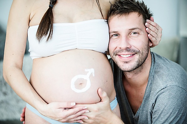 포토 JPG 서양인 부부 여자 남자 행복 서기 미소 사람 손짓 상반신 성인 두명 앞모습 신체부위 30대 임산부 잡기 속옷 태아 성별기호 복부 성인만 국내포토 외국인 기호 커플 옷 감정 뷰포인트 모션 표정 장년 임신 성별 파일형식