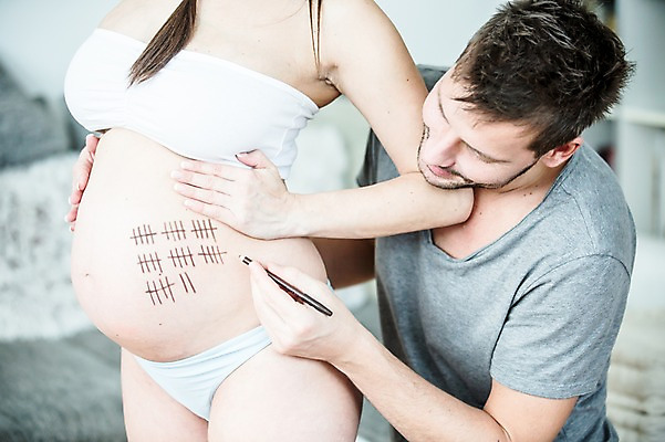 포토 JPG 서양인 부부 여자 남자 선 사람 손짓 상반신 성인 두명 옆모습 신체부위 30대 임산부 기록 그리기 속옷 사인펜 태아 복부 성인만 국내포토 외국인 커플 옷 뷰포인트 모션 장년 펜 임신 파일형식