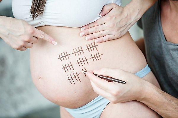 포토 JPG 서양인 부부 여자 남자 선 사람 손짓 근접촬영 상반신 성인 두명 옆모습 신체부위 30대 임산부 가리킴 기록 그리기 속옷 사인펜 태아 복부 성인만 국내포토 외국인 커플 옷 뷰포인트 모션 장년 펜 임신 파일형식