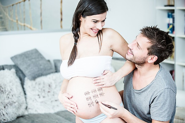 포토 JPG 서양인 부부 여자 남자 행복 거실 책장 서기 미소 사람 상반신 성인 두명 앞모습 옆모습 30대 소파 마주보기 임산부 그리기 속옷 사인펜 태아 성인만 국내포토 외국인 커플 옷 감정 뷰포인트 가구 의자 모션 표정 장년 펜 임신 파일형식