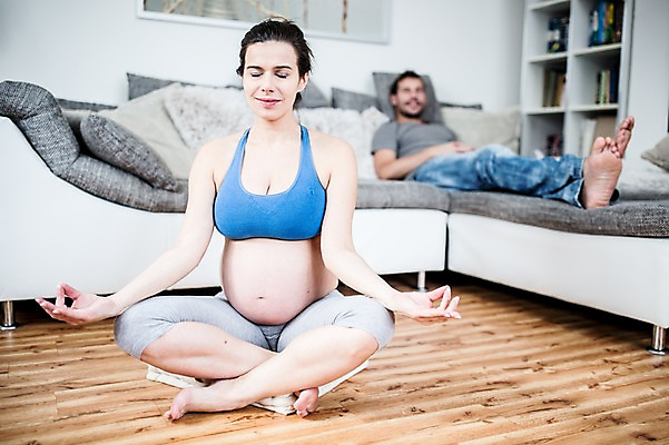 포토 JPG 전신 서양인 부부 응시 여자 남자 거실 요가 책장 미소 사람 앉기 성인 두명 앞모습 옆모습 30대 소파 눕기 임산부 요가자세 명상 태교 태아 임산부요가 성인만 국내포토 외국인 웰빙 커플 시선 뷰포인트 포즈 가구 의자 모션 표정 장년 임신 파일형식