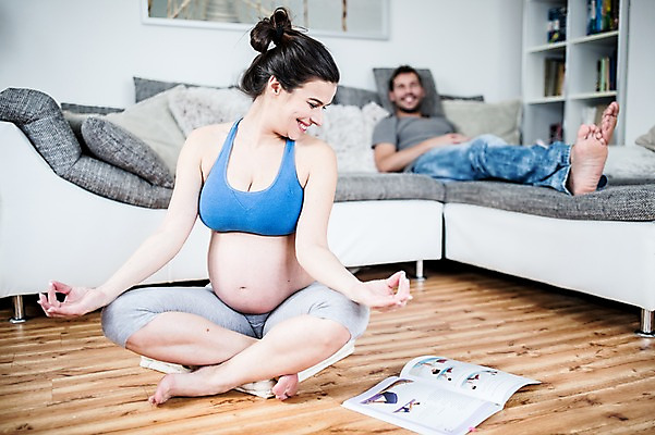 포토 JPG 전신 서양인 부부 응시 여자 남자 쿠션 거실 미소 사람 앉기 성인 두명 앞모습 옆모습 책 30대 소파 눕기 임산부 요가자세 태아 임산부요가 성인만 국내포토 외국인 커플 시선 뷰포인트 포즈 의자 요가 모션 표정 장년 임신 파일형식