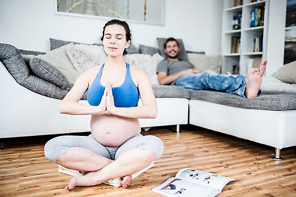 포토 JPG 전신 서양인 부부 응시 여자 남자 액자 거실 요가 책장 미소 사람 앉기 성인 두명 앞모습 옆모습 책 30대 소파 눕기 임산부 요가자세 명상 태교 태아 임산부요가 성인만 국내포토 외국인 웰빙 커플 시선 뷰포인트 포즈 가구 의자 모션 표정 장년 임신 파일형식