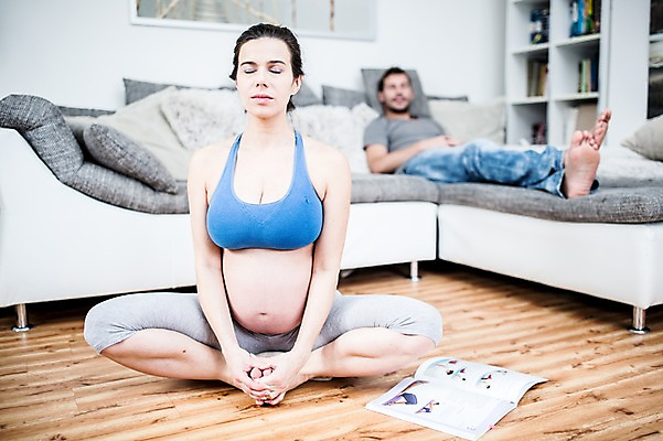 포토 JPG 전신 서양인 부부 응시 여자 남자 거실 요가 미소 사람 앉기 성인 두명 앞모습 옆모습 책 30대 소파 눕기 임산부 요가자세 명상 태교 태아 임산부요가 성인만 국내포토 외국인 웰빙 커플 시선 뷰포인트 포즈 의자 모션 표정 장년 임신 파일형식