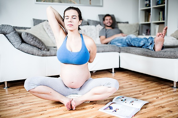 포토 JPG 전신 서양인 부부 응시 여자 남자 거실 요가 미소 사람 앉기 성인 두명 앞모습 옆모습 책 30대 소파 눕기 임산부 요가자세 명상 태교 태아 임산부요가 성인만 국내포토 외국인 웰빙 커플 시선 뷰포인트 포즈 의자 모션 표정 장년 임신 파일형식