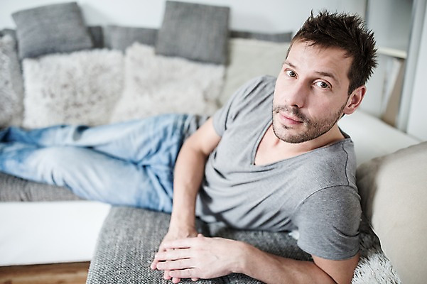 포토 JPG 서양인 응시 남자 쿠션 남편 한명 사람 상반신 성인 옆모습 30대 소파 눕기 아빠 성인남자한명만 국내포토 외국인 1 시선 뷰포인트 의자 가족 모션 장년 남자한명만 성인남자만 파일형식