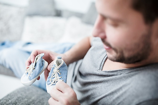 포토 JPG 서양인 응시 남자 남편 한명 들기 사람 손짓 상반신 성인 옆모습 30대 소파 눕기 아빠 아기신발 성인남자한명만 국내포토 외국인 1 시선 뷰포인트 신발 의자 가족 모션 장년 아기용품 남자한명만 성인남자만 파일형식