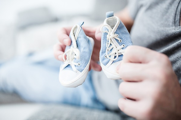 포토 JPG 서양인 손 남자 남편 한명 들기 사람 손짓 근접촬영 상반신 성인 옆모습 신체부위 30대 눕기 아빠 아기신발 성인남자한명만 국내포토 외국인 1 뷰포인트 신발 가족 모션 장년 아기용품 남자한명만 성인남자만 파일형식