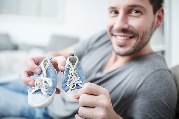 포토 JPG 서양인 남자 남편 한명 미소 들기 사람 근접촬영 상반신 성인 옆모습 30대 소파 눕기 아빠 아기신발 성인남자한명만 국내포토 외국인 1 뷰포인트 신발 의자 가족 모션 표정 장년 아기용품 남자한명만 성인남자만 파일형식