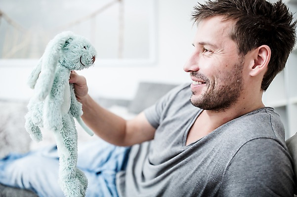 포토 JPG 서양인 응시 남자 인형 남편 한명 미소 들기 사람 손짓 상반신 성인 옆모습 30대 소파 눕기 아빠 성인남자한명만 국내포토 외국인 1 시선 뷰포인트 의자 가족 모션 표정 장년 남자한명만 성인남자만 파일형식