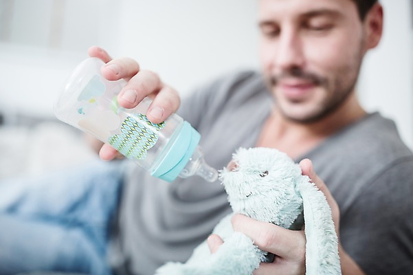 포토 JPG 서양인 응시 남자 인형 남편 한명 사람 근접촬영 상반신 성인 앞모습 30대 소파 아빠 젖병 먹여주기 연습 성인남자한명만 국내포토 외국인 1 시선 뷰포인트 의자 가족 장년 아기용품 먹기 남자한명만 성인남자만 파일형식