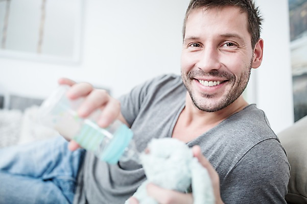 포토 JPG 서양인 남자 인형 남편 한명 미소 사람 상반신 성인 옆모습 30대 소파 아빠 젖병 먹여주기 연습 성인남자한명만 국내포토 외국인 1 뷰포인트 의자 가족 표정 장년 아기용품 먹기 남자한명만 성인남자만 파일형식