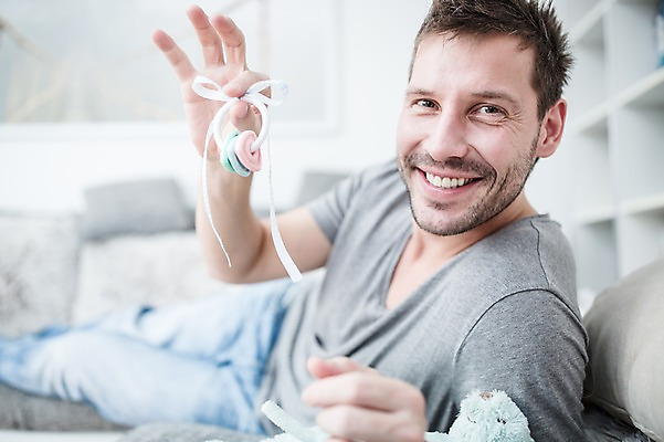 포토 JPG 서양인 남자 인형 남편 한명 미소 들기 사람 손짓 상반신 성인 옆모습 30대 소파 눕기 아빠 딸랑이 성인남자한명만 국내포토 외국인 1 뷰포인트 의자 가족 모션 표정 장년 아기용품 남자한명만 성인남자만 파일형식