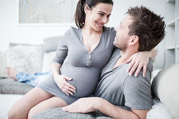 포토 JPG 서양인 부부 여자 남자 행복 액자 거실 안기 사랑 미소 사람 앉기 상반신 성인 두명 앞모습 옆모습 30대 소파 눕기 마주보기 다정 임산부 만지기 태아 성인만 어깨에손 국내포토 외국인 커플 감정 뷰포인트 컨셉 의자 모션 표정 장년 임신 파일형식