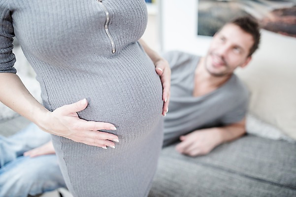 포토 JPG 서양인 부부 응시 여자 남자 행복 거실 서기 사람 상반신 성인 두명 앞모습 옆모습 신체부위 30대 소파 눕기 임산부 태아 복부 성인만 쓰다듬기 국내포토 외국인 커플 시선 감정 뷰포인트 의자 모션 장년 임신 파일형식