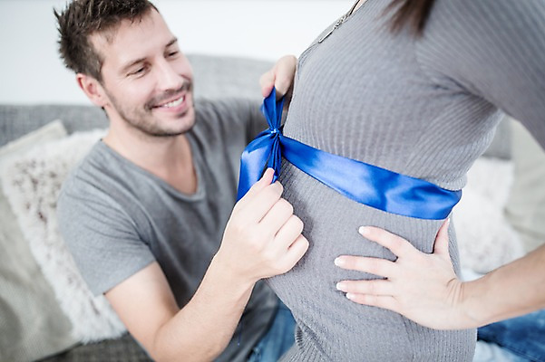 포토 JPG 서양인 부부 여자 남자 리본 허리손 거실 서기 미소 사람 앉기 상반신 성인 두명 옆모습 신체부위 30대 소파 임산부 묶기 태아 복부 성인만 국내포토 외국인 커플 뷰포인트 포즈 의자 모션 표정 장년 임신 파일형식