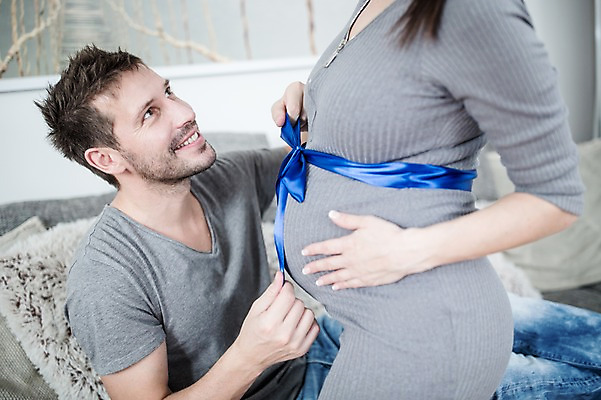 포토 JPG 전신 서양인 부부 응시 여자 남자 리본 액자 거실 미소 사람 앉기 성인 두명 옆모습 30대 소파 임산부 묶기 태아 복부 성인만 국내포토 외국인 커플 시선 뷰포인트 의자 모션 표정 신체부위 장년 임신 파일형식