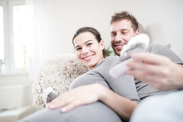 포토 JPG 서양인 부부 여자 남자 행복 창문 미소 들기 사람 상반신 성인 두명 옆모습 30대 소파 눕기 임산부 아기신발 태아 성인만 국내포토 외국인 커플 감정 뷰포인트 신발 의자 모션 표정 장년 임신 아기용품 파일형식