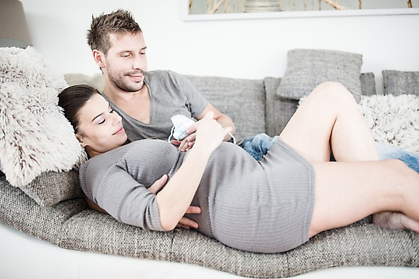 포토 JPG 서양인 부부 응시 여자 남자 행복 허리손 쿠션 거실 미소 들기 사람 상반신 성인 두명 앞모습 옆모습 30대 소파 눕기 임산부 아기신발 태아 성인만 국내포토 외국인 커플 시선 감정 뷰포인트 포즈 신발 의자 모션 표정 장년 임신 아기용품 파일형식