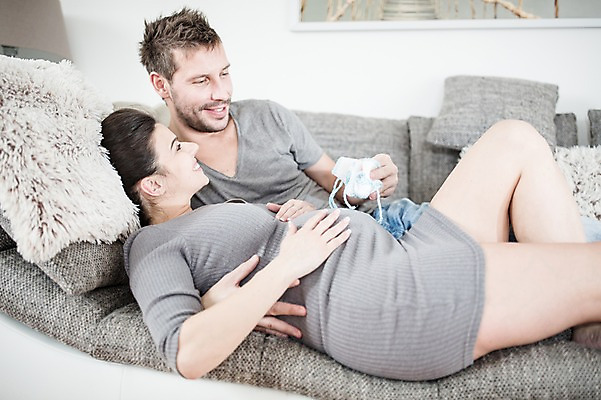 포토 JPG 서양인 부부 응시 여자 남자 행복 쿠션 거실 미소 들기 사람 상반신 성인 두명 앞모습 옆모습 30대 소파 눕기 임산부 아기신발 태아 성인만 쓰다듬기 국내포토 외국인 커플 시선 감정 뷰포인트 신발 의자 모션 표정 장년 임신 아기용품 파일형식