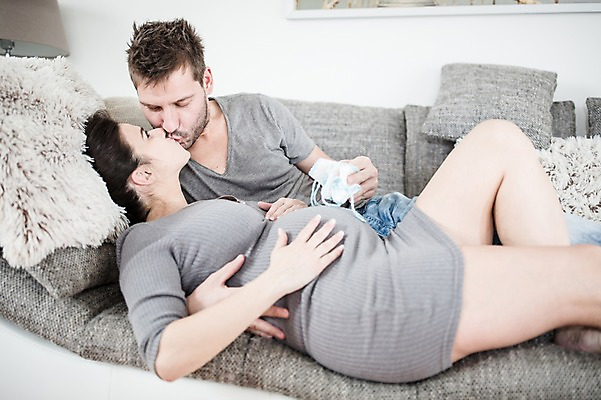 포토 JPG 서양인 부부 여자 남자 행복 거실 키스 사랑 들기 사람 상반신 성인 두명 앞모습 옆모습 30대 소파 눕기 임산부 아기신발 태아 복부 성인만 쓰다듬기 국내포토 외국인 커플 감정 뷰포인트 신발 의자 모션 신체부위 장년 임신 아기용품 애정표현 파일형식