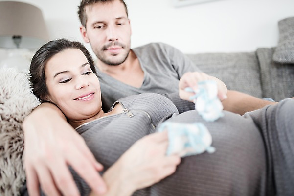 포토 JPG 서양인 부부 응시 여자 남자 행복 거실 미소 사람 상반신 성인 두명 앞모습 30대 소파 눕기 임산부 태아 팔베개 성인만 국내포토 외국인 커플 시선 감정 뷰포인트 의자 모션 표정 장년 임신 파일형식