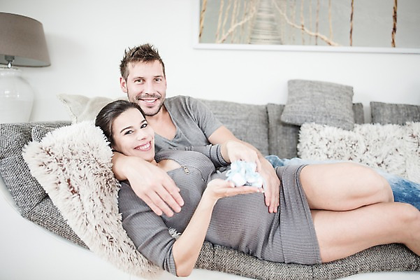 포토 JPG 서양인 부부 여자 남자 행복 액자 거실 전등 미소 들기 사람 상반신 성인 두명 앞모습 옆모습 30대 소파 눕기 임산부 아기신발 태아 팔베개 성인만 국내포토 외국인 커플 감정 뷰포인트 신발 의자 모션 조명 표정 장년 임신 아기용품 파일형식