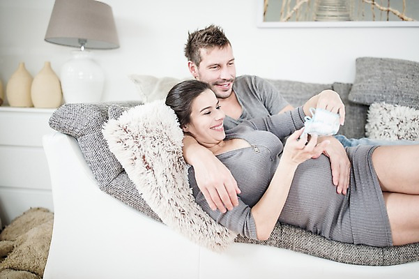 포토 JPG 서양인 부부 여자 남자 행복 액자 거실 전등 미소 들기 사람 상반신 성인 두명 옆모습 30대 소파 눕기 임산부 아기신발 태아 팔베개 성인만 국내포토 외국인 커플 감정 뷰포인트 신발 의자 모션 조명 표정 장년 임신 아기용품 파일형식