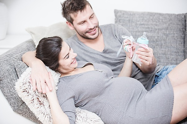 포토 JPG 서양인 부부 응시 여자 남자 행복 거실 사랑 미소 들기 사람 상반신 성인 두명 앞모습 옆모습 30대 소파 눕기 손잡기 임산부 아기용품 젖병 딸랑이 태아 성인만 국내포토 외국인 커플 시선 감정 뷰포인트 의자 모션 표정 장년 임신 오브젝트 파일형식