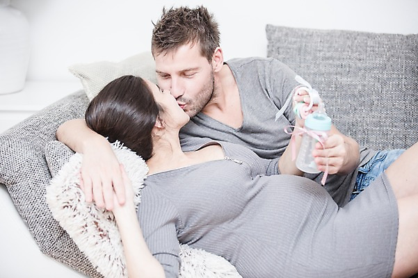 포토 JPG 서양인 부부 여자 남자 행복 거실 키스 사랑 들기 사람 상반신 성인 두명 앞모습 옆모습 30대 소파 눕기 손잡기 다정 임산부 젖병 딸랑이 태아 성인만 국내포토 외국인 커플 감정 뷰포인트 컨셉 의자 모션 장년 임신 아기용품 애정표현 파일형식