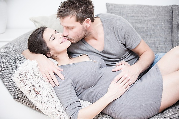 포토 JPG 서양인 부부 여자 남자 행복 거실 안기 키스 사랑 사람 상반신 성인 두명 앞모습 옆모습 30대 소파 눕기 다정 임산부 태아 복부 성인만 쓰다듬기 국내포토 외국인 커플 감정 뷰포인트 컨셉 의자 모션 신체부위 장년 임신 애정표현 파일형식