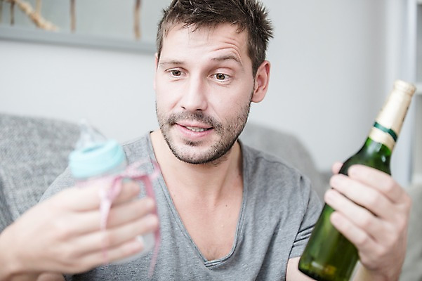 포토 JPG 서양인 응시 남자 남편 주류 한명 들기 사람 상반신 성인 앞모습 30대 소파 아빠 젖병 고민 성인남자한명만 국내포토 외국인 1 시선 감정 음료 뷰포인트 의자 가족 모션 장년 아기용품 남자한명만 성인남자만 파일형식