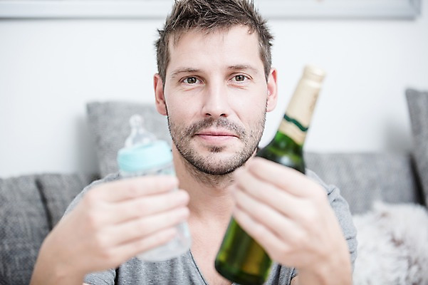 포토 JPG 서양인 응시 남자 남편 주류 한명 들기 사람 상반신 성인 앞모습 30대 소파 아빠 젖병 고민 성인남자한명만 국내포토 외국인 1 시선 감정 음료 뷰포인트 의자 가족 모션 장년 아기용품 남자한명만 성인남자만 파일형식