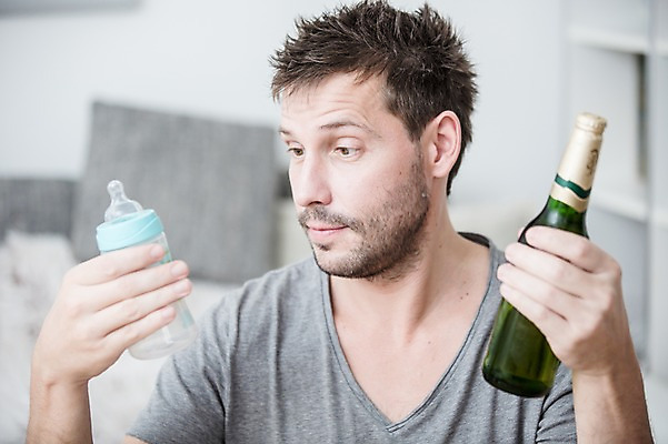 포토 JPG 서양인 응시 남자 남편 주류 한명 들기 사람 상반신 성인 앞모습 30대 소파 아빠 젖병 고민 성인남자한명만 국내포토 외국인 1 시선 감정 음료 뷰포인트 의자 가족 모션 장년 아기용품 남자한명만 성인남자만 파일형식