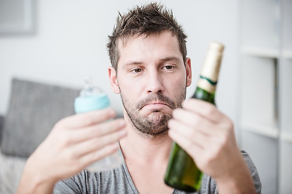 포토 JPG 서양인 남자 남편 주류 한명 들기 사람 상반신 성인 앞모습 30대 소파 아빠 젖병 고민 성인남자한명만 국내포토 외국인 1 감정 음료 뷰포인트 의자 가족 모션 장년 아기용품 남자한명만 성인남자만 파일형식