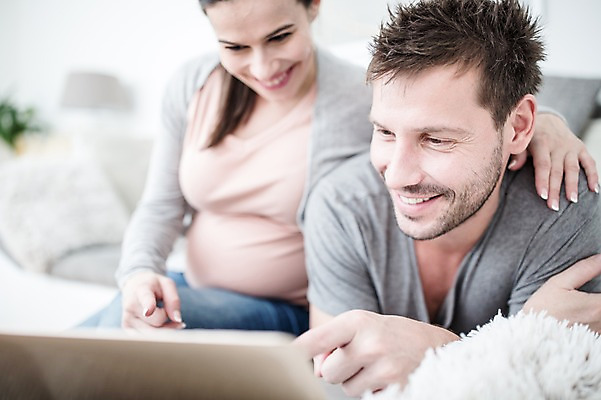 포토 JPG 서양인 부부 응시 여자 남자 행복 엎드리기 거실 미소 사람 앉기 상반신 성인 두명 앞모습 30대 노트북 소파 임산부 즐거움 태아 성인만 국내포토 외국인 커플 시선 감정 뷰포인트 의자 모션 표정 장년 전자제품 임신 파일형식