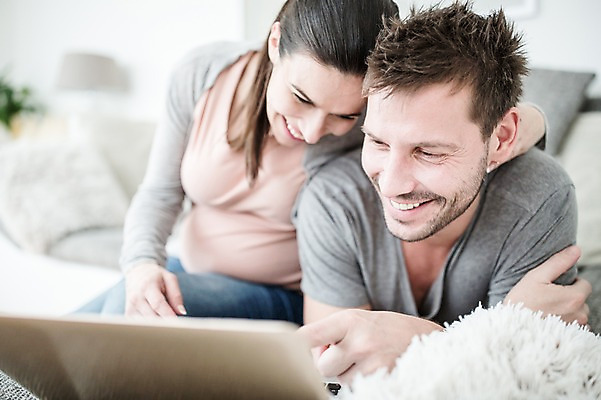 포토 JPG 서양인 부부 응시 여자 남자 행복 엎드리기 거실 미소 사람 앉기 상반신 성인 두명 앞모습 30대 노트북 소파 임산부 즐거움 태아 성인만 국내포토 외국인 커플 시선 감정 뷰포인트 의자 모션 표정 장년 전자제품 임신 파일형식