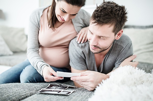 포토 JPG 전신 서양인 부부 응시 여자 남자 행복 엎드리기 거실 들기 사람 앉기 상반신 성인 두명 앞모습 30대 소파 임산부 태아 초음파사진 성인만 국내포토 외국인 커플 시선 감정 뷰포인트 의자 모션 장년 임신 파일형식