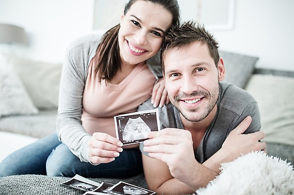 포토 JPG 전신 서양인 부부 여자 남자 행복 엎드리기 거실 미소 들기 사람 앉기 상반신 성인 두명 앞모습 30대 소파 임산부 태아 초음파사진 성인만 국내포토 외국인 커플 감정 뷰포인트 의자 모션 표정 장년 임신 파일형식