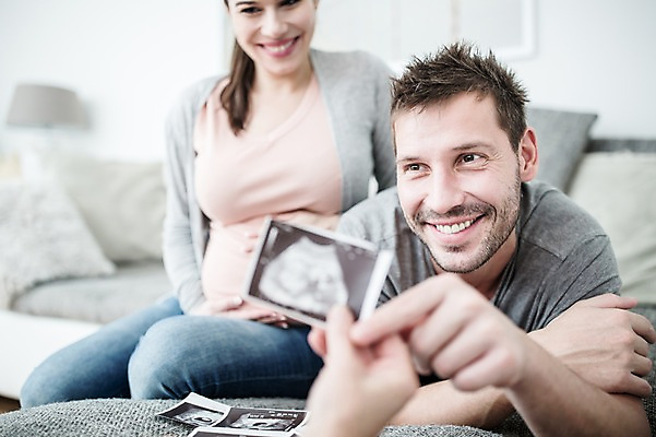 포토 JPG 전신 서양인 부부 여자 남자 행복 엎드리기 거실 미소 들기 사람 앉기 상반신 성인 두명 앞모습 30대 소파 임산부 태아 보여주기 초음파사진 성인만 국내포토 외국인 커플 감정 뷰포인트 의자 모션 표정 장년 임신 파일형식