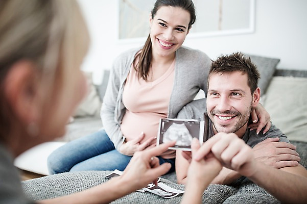 포토 JPG 전신 서양인 부부 여자 남자 행복 엎드리기 액자 거실 미소 들기 사람 앉기 상반신 성인 앞모습 옆모습 세명 30대 소파 보여주기 초음파사진 성인만 국내포토 외국인 커플 감정 뷰포인트 의자 모션 표정 장년 파일형식