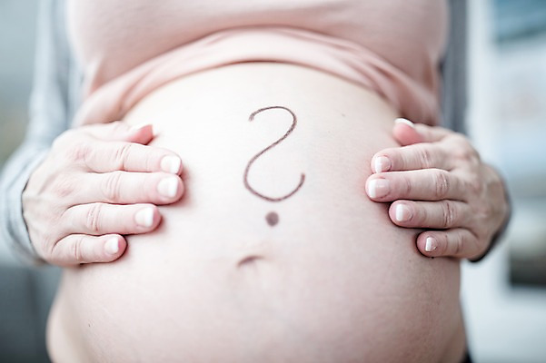 포토 JPG 서양인 여자 한명 사람 손짓 근접촬영 상반신 성인 앞모습 신체부위 30대 임산부 만지기 물음표 태아 복부 성인여자한명만 쓰다듬기 국내포토 외국인 1 기호 뷰포인트 모션 장년 임신 여자한명만 성인여자만 파일형식