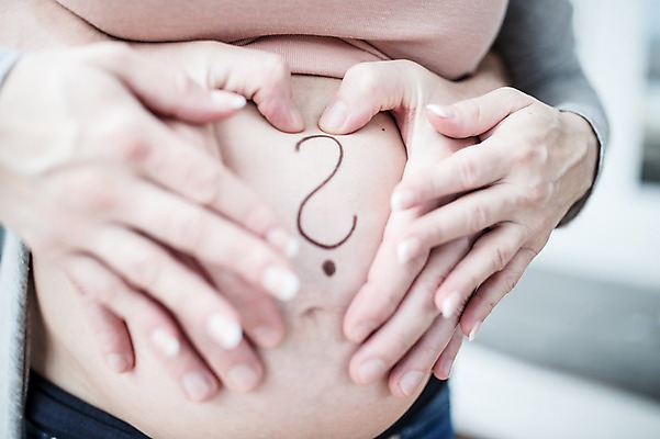 포토 JPG 서양인 손 부부 여자 남자 사람 손짓 근접촬영 상반신 성인 두명 앞모습 신체부위 30대 임산부 만지기 물음표 백허그 태아 손하트 복부 성인만 국내포토 외국인 기호 커플 뷰포인트 모션 포옹 장년 임신 파일형식