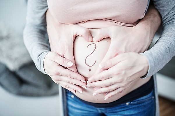 포토 JPG 서양인 손 부부 여자 남자 행복 거실 사랑 서기 사람 상반신 성인 두명 앞모습 신체부위 30대 소파 임산부 만지기 물음표 백허그 태아 손하트 복부 성인만 국내포토 외국인 기호 커플 감정 뷰포인트 의자 모션 포옹 손짓 장년 임신 파일형식